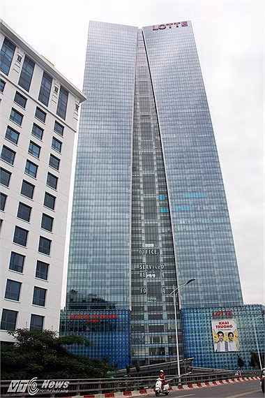 Lotte Center Hanoi nằm ở góc ngã tư Đào Tấn - Liễu Giai, do kiến trúc sư Callison thiết kế, được khởi công năm 2009. Sau 5 năm xây dựng, tòa nhà sẽ chính thức khai trương vào ngày 2/9 tới.