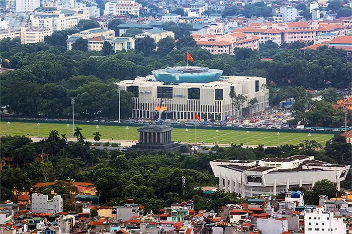 Lăng Chủ tịch Hồ Chí Minh, quảng trường Ba Đình và Nhà Quốc hội nhìn từ đỉnh Lotte Center Hanoi.