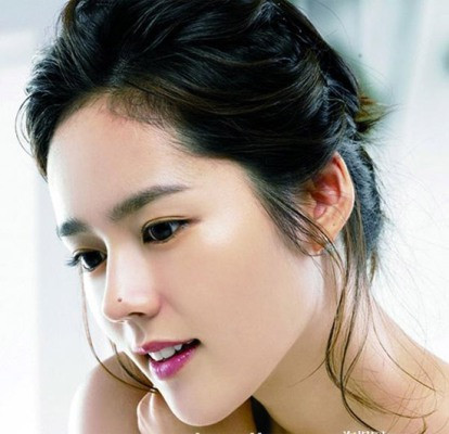 Nốt ruồi trên mũi: Nếu bạn có một nốt ruồi trên mũi: bạn sẽ gặp được nhiều điều may mắn trong cuộc sống. Trong chuyện tình cảm, những người sở hữu nốt ruồi này thường được nhiều người thích và theo đuổi. Tuy nhiên, họ lại không lý trí nhiều lắm trong chuyện kết hôn, do vậy mà dễ dẫn tới việc chọn sai người trăm năm. Còn khi đã kết hôn, họ có khả năng làm cho đời sống chăn gối của hai vợ chồng hoàn toàn viên mãn.