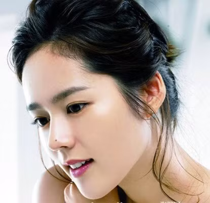 Nốt ruồi trên mũi: Nếu bạn có một nốt ruồi trên mũi: bạn sẽ gặp được nhiều điều may mắn trong cuộc sống. Trong chuyện tình cảm, những người sở hữu nốt ruồi này thường được nhiều người thích và theo đuổi. Tuy nhiên, họ lại không lý trí nhiều lắm trong chuyện kết hôn, do vậy mà dễ dẫn tới việc chọn sai người trăm năm. Còn khi đã kết hôn, họ có khả năng làm cho đời sống chăn gối của hai vợ chồng hoàn toàn viên mãn.