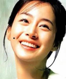 Nốt ruồi bên má phải: Nếu bạn có một nốt ruồi bên má phải, nó có ý nghĩa rằng bạn sẽ có một cuộc sống hôn nhân vô cùng hạnh phúc. Thông thường những người này rất biết nhường nhịn chồng con và biết cách chiều chồng. Họ hài lòng với cuộc sống mà mình đang có, do vậy mà hoàn toàn viên mãn trong cuộc sống hôn nhân. Họ cũng không mong chờ quá nhiều vào những điềm may mắn trong cuộc sống, vì thông thường họ không tin nhiều lắm vào những điều may rủi đó.