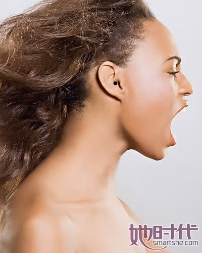 Nốt ruồi mọc trong tai : Người phụ nữ có nốt ruồi mọc trong tai sẽ trường thọ.