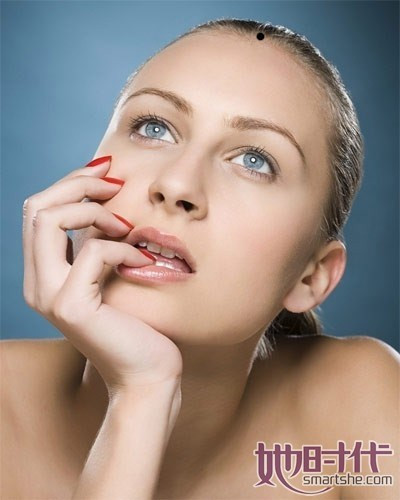 Nốt ruồi mọc trong tóc: Trong tóc có nốt ruồi là dấu hiệu cho thấy, cả đời này, bạn sẽ không phải buồn phiền về chuyện cơm ăn áo mặc.