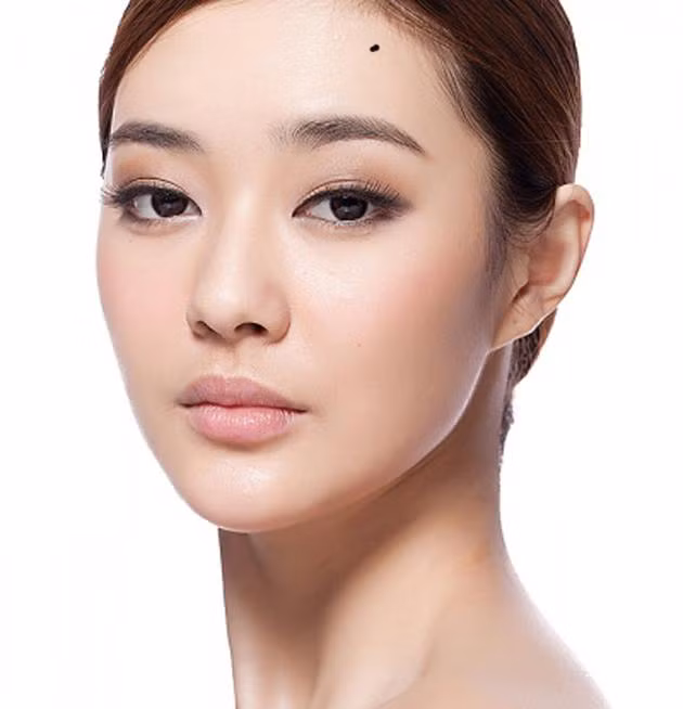 Nốt ruồi ở trán phải: Một vầng trán rộng, cao, cong và hơi nhô ra là đại diện cho sự may mắn. Hơn nữa nó còn cho thấy sự giàu sang và đầy quyền lực của vị chủ nhân. Kiểu trán này khá hiếm nhưng miễn là trán nhô ra và trông nổi bật một chút thì chắc chắn là gặp nhiều may mắn. Nếu có thêm một chiếc nốt ruồi ở phía bên phải thì đây quả là sự kết hợp tuyệt vời. Nốt ruồi đó chính là điểm dương trên khuôn mặt và nó có khả năng gia tăng sự may mắn cho người chủ nhân ấy. Bởi vậy mà chủ nhân của nó là một người có quyền thế và địa vị trong xã hội, trường thọ và có khả năng vượt qua mọi sóng gió tai ương bất ngờ.