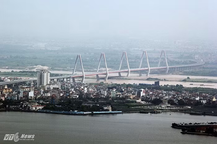 Hồ Tây, cầu Nhật Tân nhìn từ đỉnh Lotte Center Hanoi.