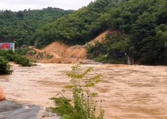 Cầu Phà Lò trên Quốc Lộ 217 nối thị trấn huyện Quan Sơn bị ngập sâu trong nước trước đó đã được thông tuyến trở lại.