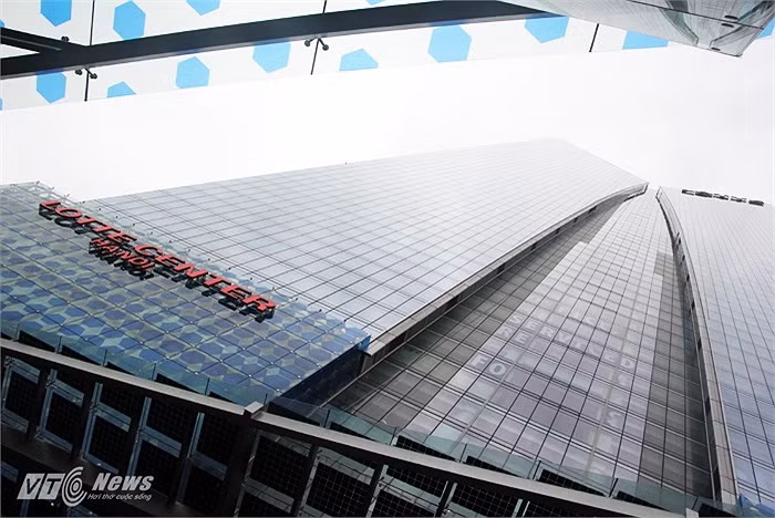 Lotte Center Hanoi được xây dựng trên diện tích 14.094m2, trong đó 247.075 m2 mặt sàn. Tòa nhà có 5 tầng hầm, 65 tầng bên trên với tổng chiều cao 267m.