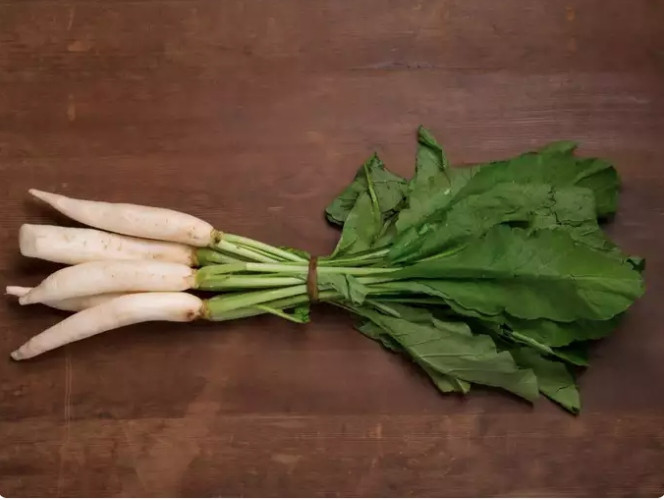 Rau củ cải xanh: Chúng rất giàu vitamin A và C và giúp xây dựng hệ thống miễn dịch. Chúng không chỉ bảo vệ khỏi cảm lạnh và ho mà còn khỏi các bệnh mãn tính. Đặc tính chống vi khuẩn và chống oxy hóa của lá củ cải giúp loại bỏ độc tố khỏi cơ thể và giúp thanh lọc máu như chức năng gan và thận.