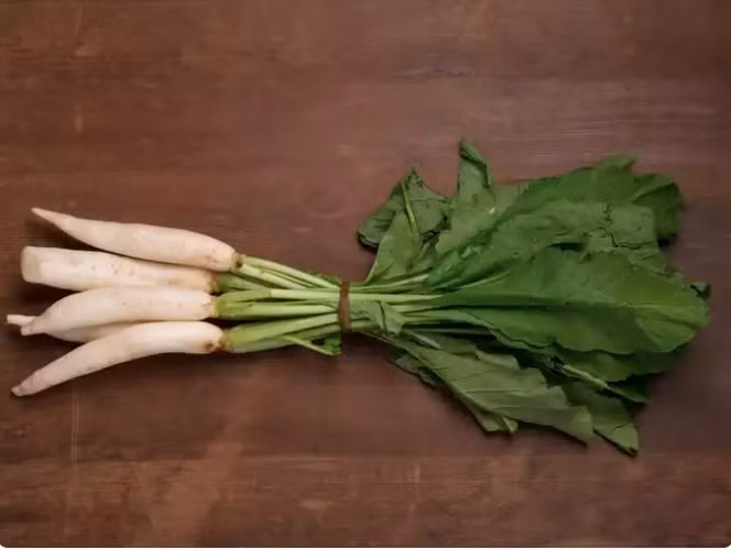 Rau củ cải xanh: Chúng rất giàu vitamin A và C và giúp xây dựng hệ thống miễn dịch. Chúng không chỉ bảo vệ khỏi cảm lạnh và ho mà còn khỏi các bệnh mãn tính. Đặc tính chống vi khuẩn và chống oxy hóa của lá củ cải giúp loại bỏ độc tố khỏi cơ thể và giúp thanh lọc máu như chức năng gan và thận.