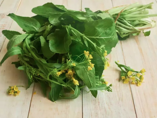 Rau cải xanh: Loại rau này có hương vị cay đặc trưng và chứa nhiều vitamin A, C và K. Chúng có thể được dùng trong món salad, xào hoặc thêm vào súp.