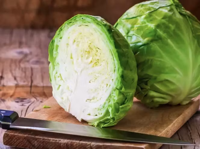 Bắp cải: Đây là một loại rau họ cải giàu vitamin C và đóng vai trò quan trọng trong việc sản xuất collagen giúp làn da khỏe mạnh. Nó cũng chứa glucosinolates và có đặc tính chống ung thư.