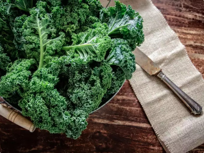 Cải xoăn: Giàu chất xơ, vitamin K, A và C, cải xoăn là nguồn cung cấp dinh dưỡng dồi dào. Bạn có thể thưởng thức loại rau này dưới dạng món salad, xào hoặc nướng.