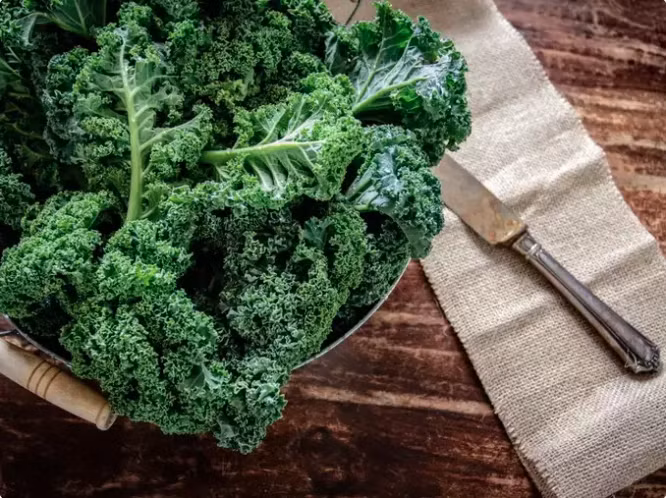 Cải xoăn: Giàu chất xơ, vitamin K, A và C, cải xoăn là nguồn cung cấp dinh dưỡng dồi dào. Bạn có thể thưởng thức loại rau này dưới dạng món salad, xào hoặc nướng.