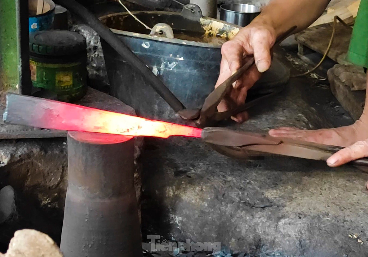 Lãnh đạo UBND phường Trung Lương cho biết dịp sát Tết, nhu cầu tăng cao, các hộ làm nghề tất bật hơn để đáp ứng đơn hàng của khách. Là nghề truyền thống song đến nay không còn nhiều gia đình tại địa phương gắn bó với nghề rèn. Tuy nhiên, làng nghề chưa bao giờ tắt lửa.