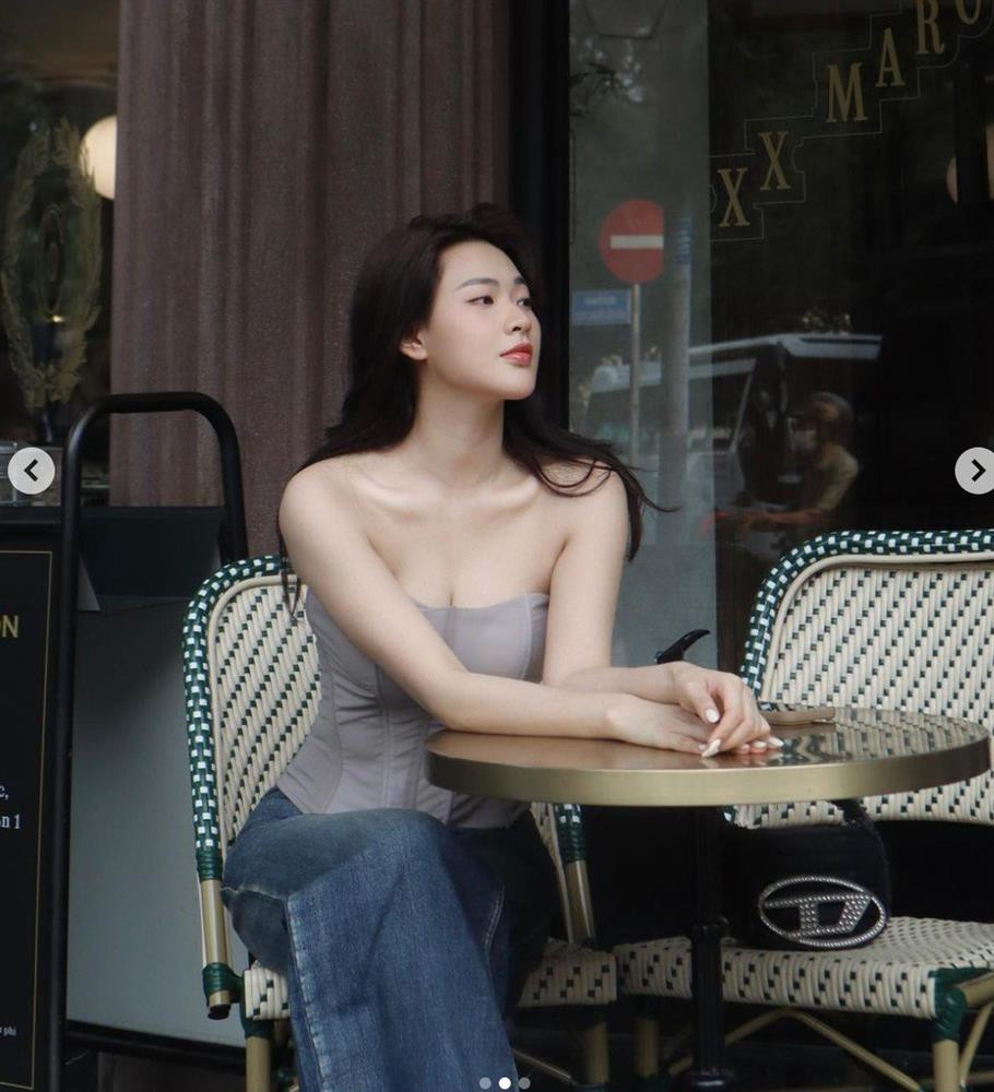 Người đẹp nhận được lời khen của dân tình. Trang phục tôn được hết đường cong vóc dáng của nữ diễn viên.