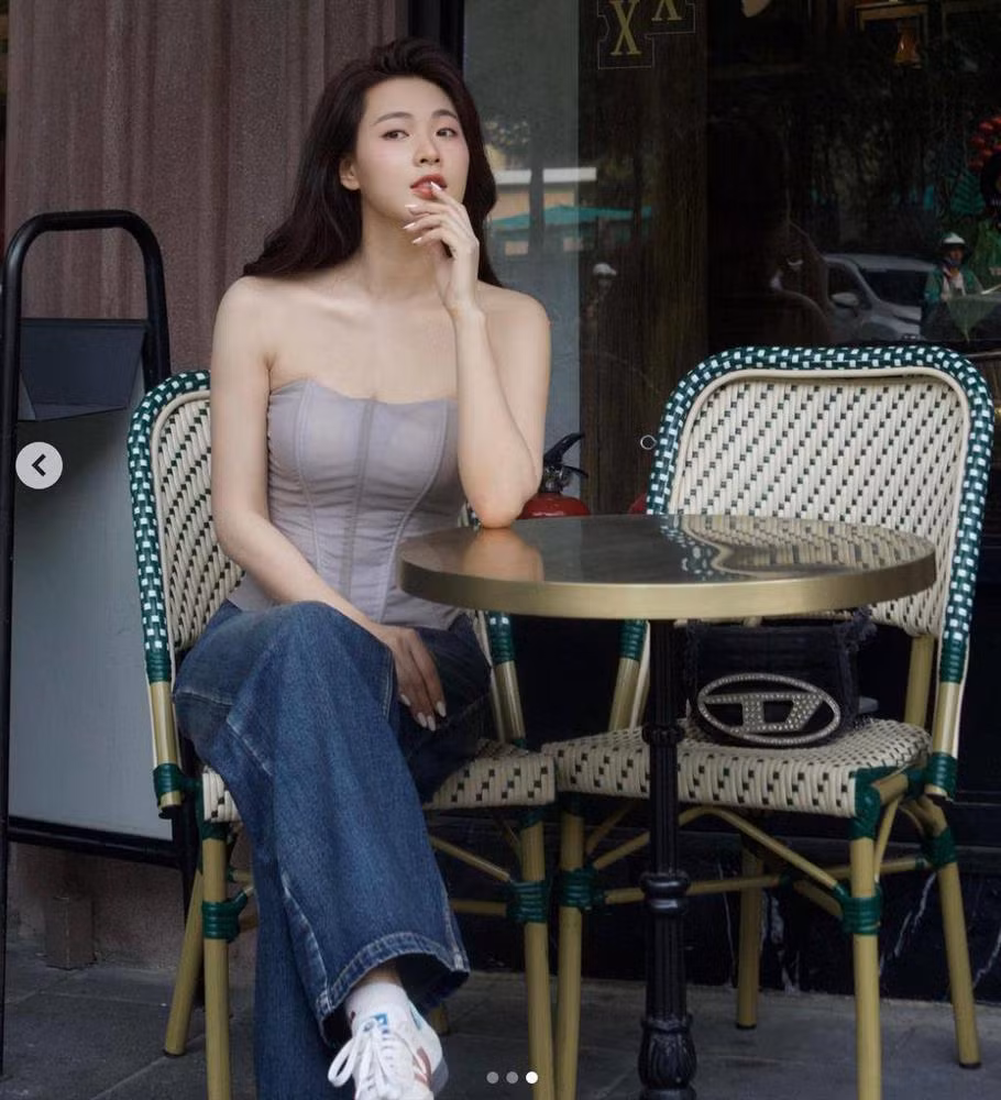 Nếu để ý có thể thấy phần vải áo xuyên thấu đã vô tình làm lộ phần mút ngực lót định hình bên trong, đây cũng là kiểu lỗi nhiều nghệ sĩ khác từng mắc phải. Tuy nhiên đây chỉ là điểm trừ nho nhỏ, còn về tổng thể hình ảnh của cô nàng vẫn rất xinh đẹp, cuốn hút.