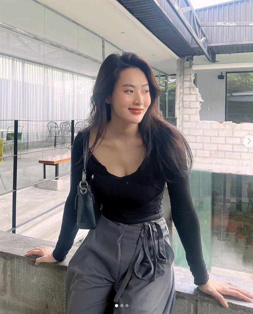 hững kiểu áo ôm tôn vòng 1 gợi cảm được cô sử dụng rất nhiều trong tủ đồ của mình. Một trong các kiểu áo yêu thích của cô là croptop, áo quây hay những kiểu có quai mảnh nhỏ xíu. Đây có thể xem là món đồ đơn giản nhưng giúp tôn sắc vóc người mặc một cách tối đa. Ngắm nhìn tủ đồ của Minh Trang, các bạn gái hoàn toàn có thể tìm ra vài gợi ý ăn mặc cho chính bản thân mình.