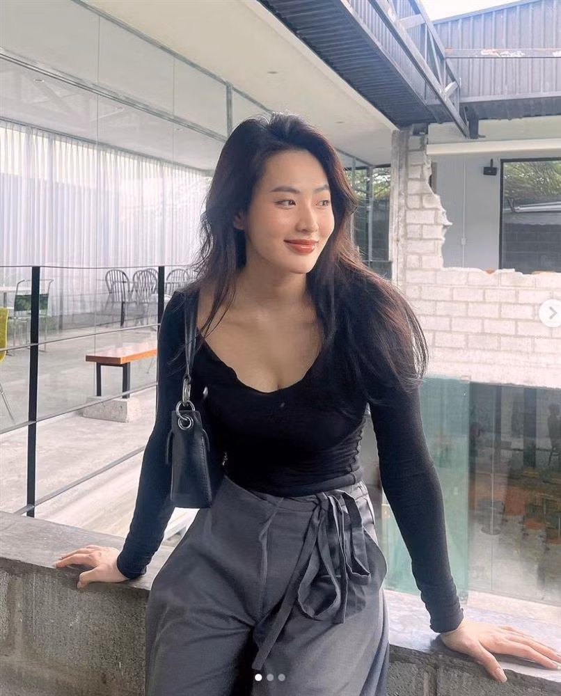 Những kiểu áo ôm tôn vòng 1 gợi cảm được cô sử dụng rất nhiều trong tủ đồ của mình. Một trong các kiểu áo yêu thích của cô là croptop, áo quây hay những kiểu có quai mảnh nhỏ xíu. Đây có thể xem là món đồ đơn giản nhưng giúp tôn sắc vóc người mặc một cách tối đa. Ngắm nhìn tủ đồ của Minh Trang, các bạn gái hoàn toàn có thể tìm ra vài gợi ý ăn mặc cho chính bản thân mình.