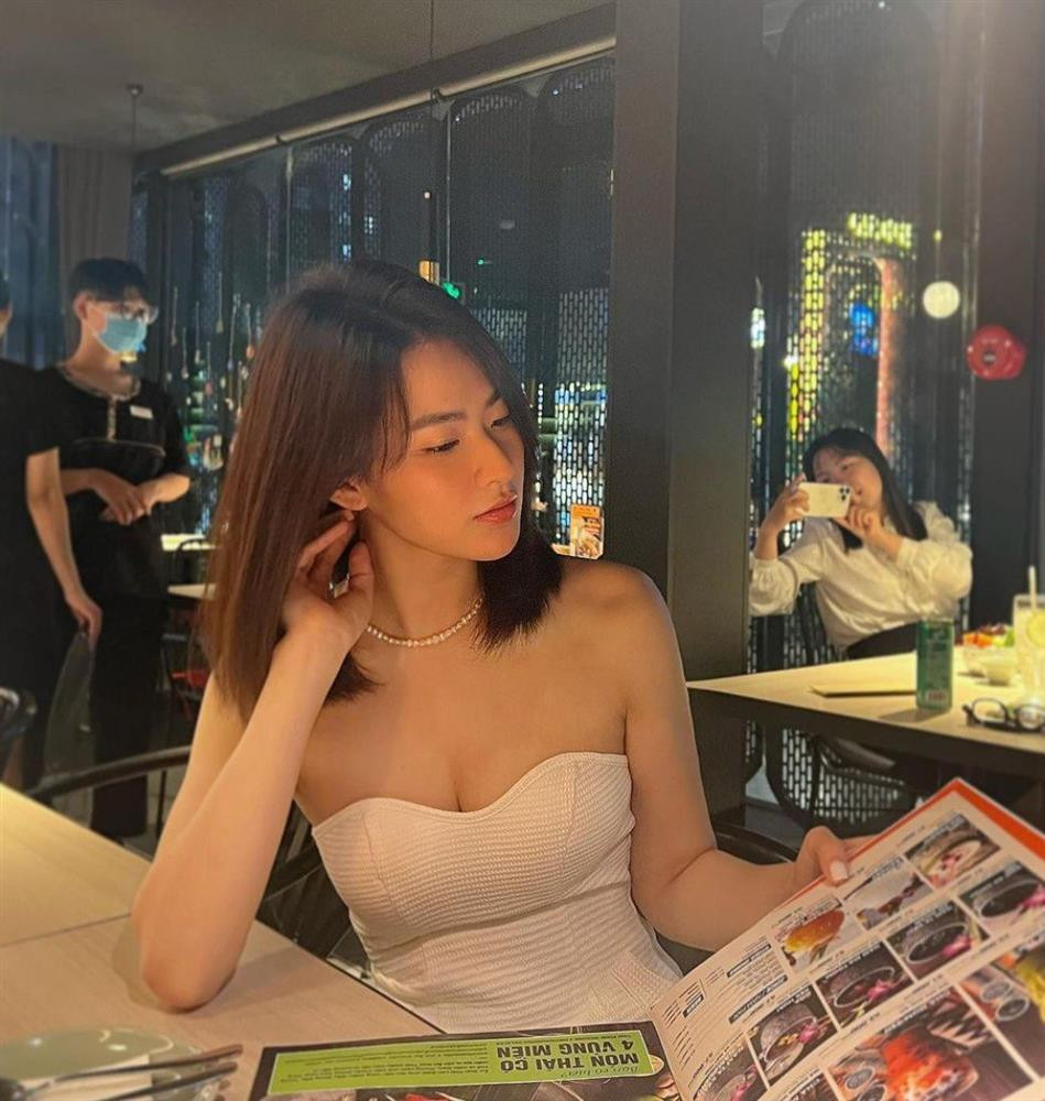 Các kiểu áo cúp khoe được thềm ngực gợi cảm, mang đến hình ảnh tiểu thư sang chảnh.