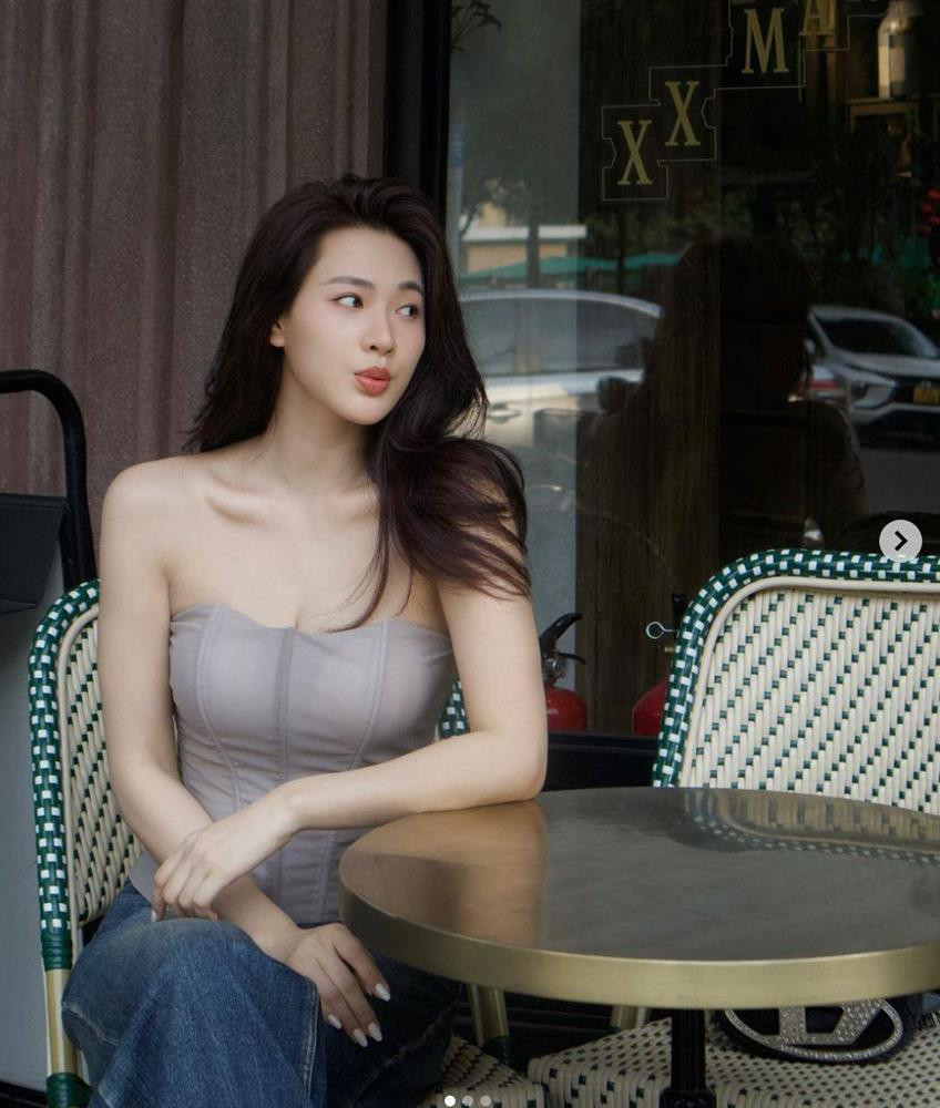 Từng được ví là "thần tiên tỷ tỷ" làng điện ảnh Việt, fan còn đặt lên bàn cân so sánh với Lưu Diệc Phi nhưng diễn viên Minh Trang khẳng định bản thân không chỉ theo hình ảnh ngọt ngào. Nếu ở lĩnh vực điện ảnh, cô nàng sẽ thử sức trong các vai diễn gai góc hơn thì địa phận thời trang, nữ diễn viên cũng chọn cho mình phong cách táo bạo, có sự gợi cảm nhưng không hề phô phang.