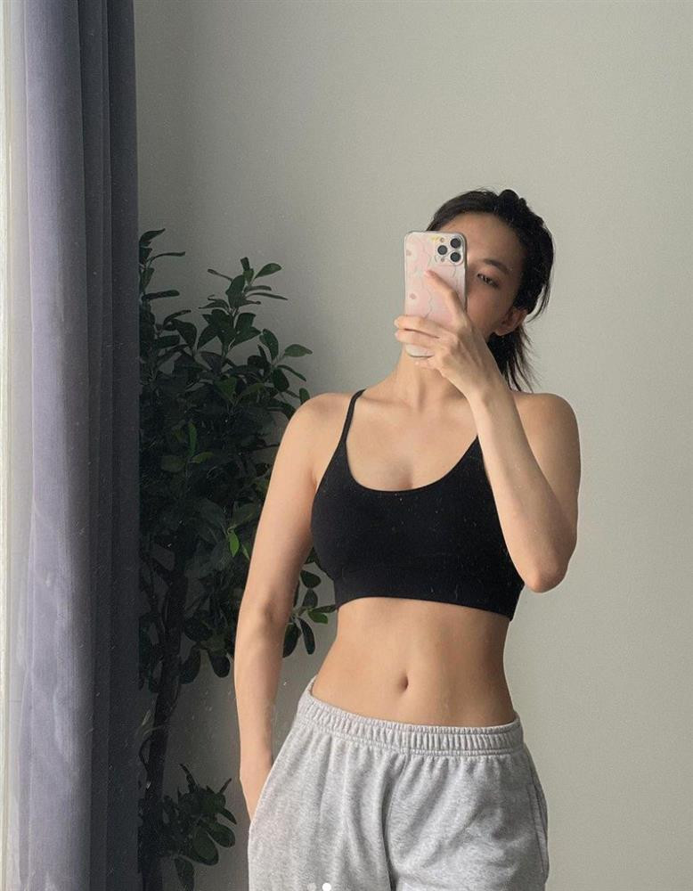 goài việc mặc đi chơi, kiểu áo này cũng được phối cùng quần nỉ, tạo thành combo trang phục đi tập.