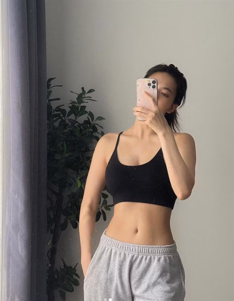 Ngoài việc mặc đi chơi, kiểu áo này cũng được phối cùng quần nỉ, tạo thành combo trang phục đi tập.