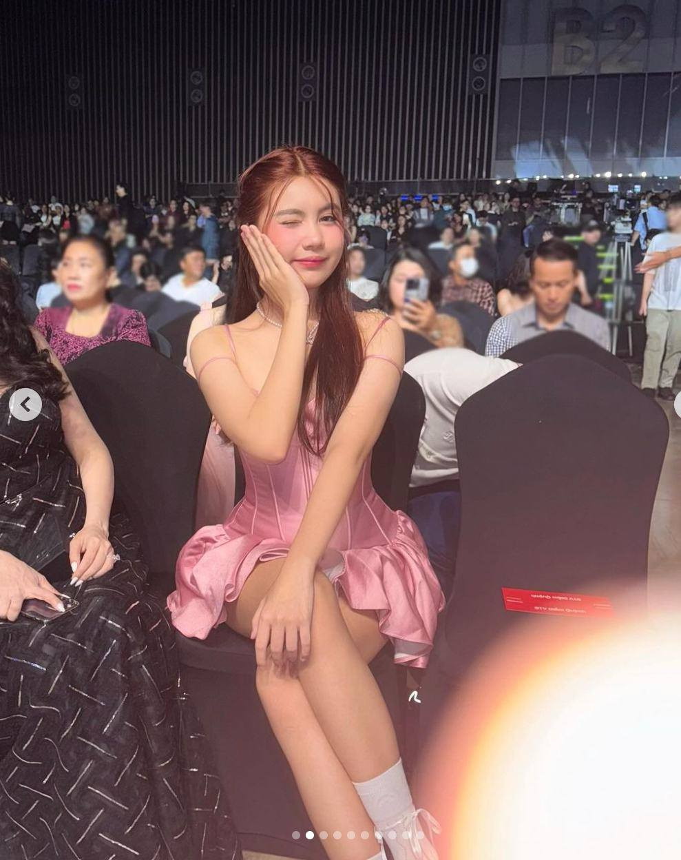 Trang phục khéo khoe được những điểm mạnh hình thể của cô nàng.