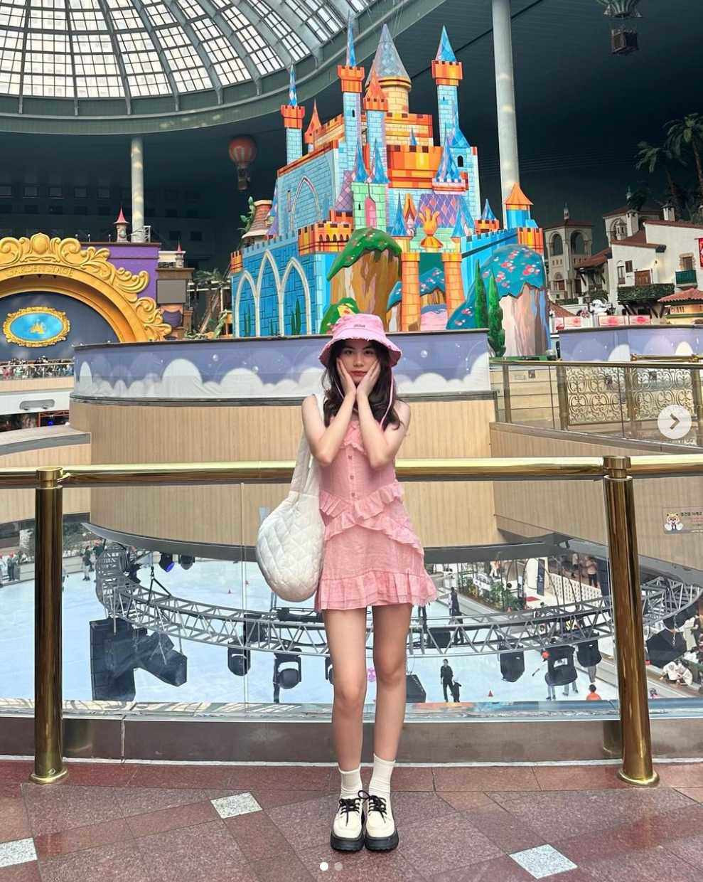 Combo váy ngắn phối cùng vớ cao rất được lòng ái nữ nhà Quyền Linh. Hai bé con nhà Quyền Linh được nhiều khán giả nhận xét nên thi hoa hậu, bởi ngoài nhan sắc, các nàng còn cực kỳ tài năng. Với thành tích học tập tốt tại trường quốc tế nên khả năng ngoại ngữ cũng là điều không cần quá lo lắng. Song MC Quyền Linh từng chia sẻ, mình không muốn để 2 con hoạt động showbiz. Cụ thể anh chia sẻ: "Biết bao nhiêu đoàn phim mời cháu đóng phim, xuất hiện trước ống kính, trước khán giả nhưng tôi không muốn. Tôi thấy mình chịu áp lực trước khán giả đã quá đủ rồi, tôi chỉ muốn con mình lớn lên một cách tự nhiên nhất".