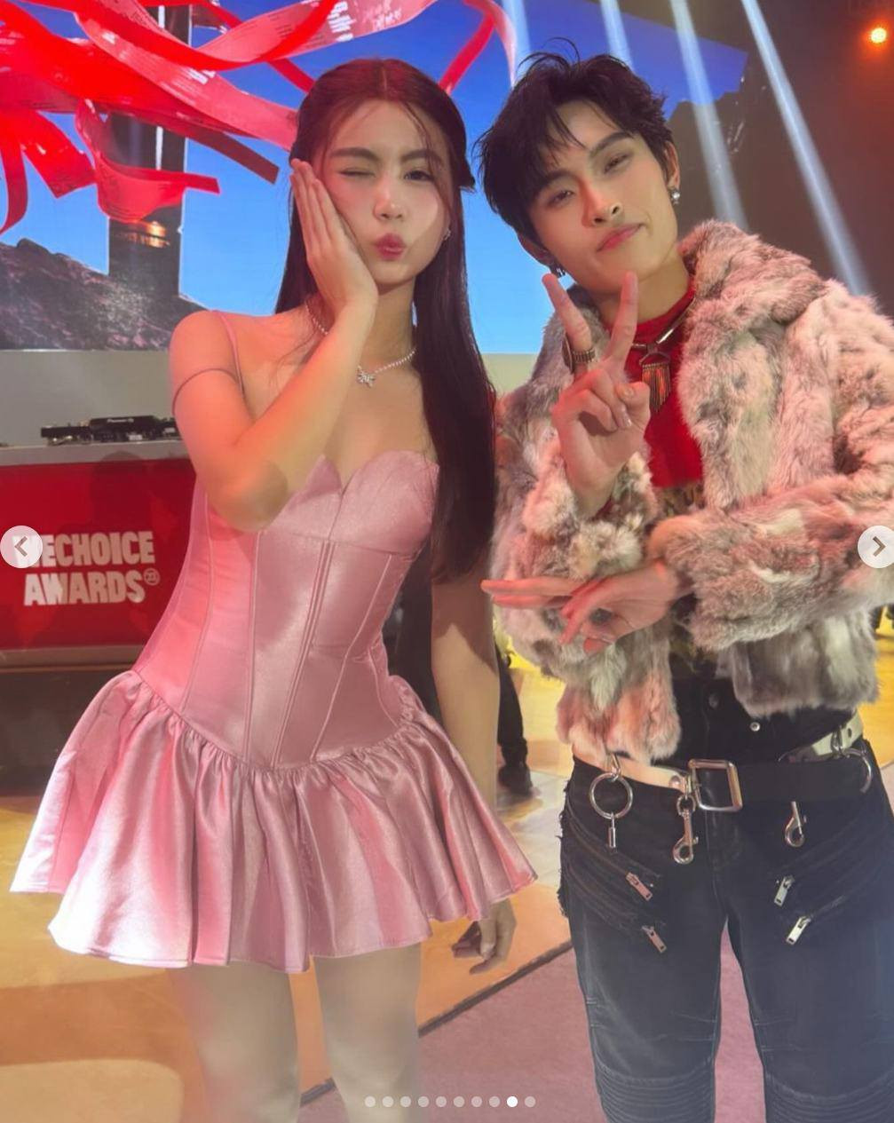 Dẫu vậy chiếc váy khá ngắn nên những khi ngồi, Hạt Dẻ khó có thể thoải mái, tự nhiên.