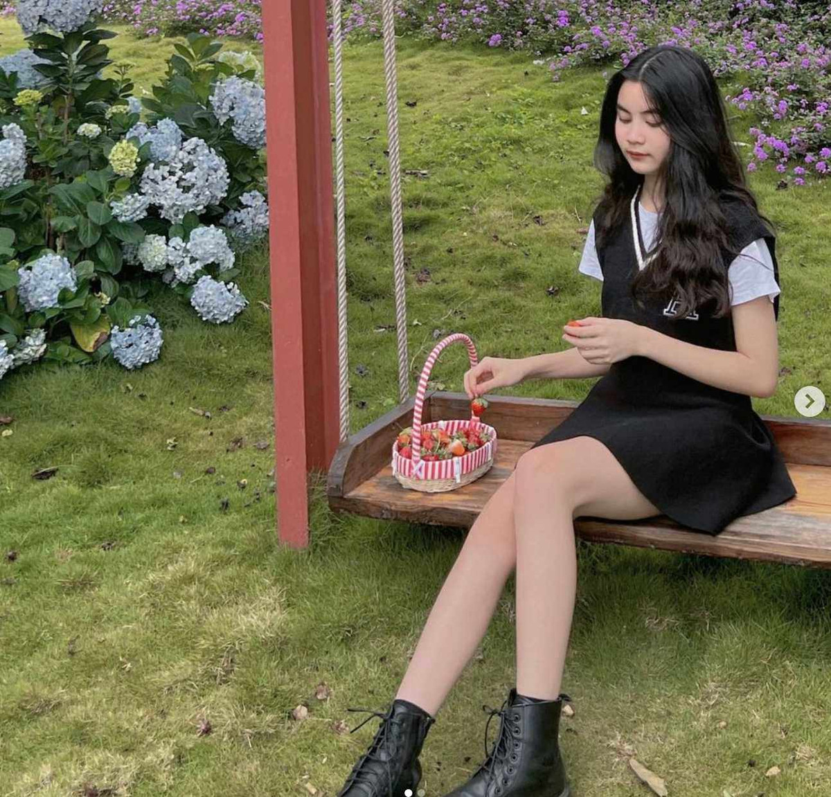 Trước đó, Hạt Dẻ thường chọn cho mình những thiết kế váy ngắn giúp tôn đôi chân dài. Ở tuổi 16, cô bé sở hữu chiều cao hơn 1,7m cùng làn da trắng, nên hầu như không có kiểu đồ nào làm khó được cô.