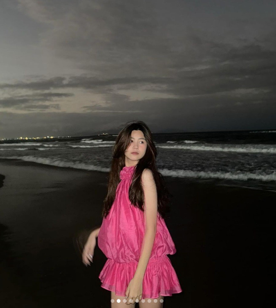 Một thiết kế khác khá nữ tính mà vẫn giúp người mặc khoe đôi chân thon.