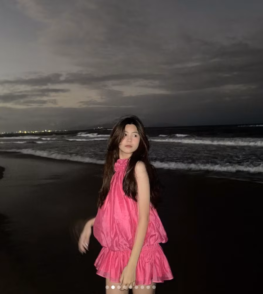 Một thiết kế khác khá nữ tính mà vẫn giúp người mặc khoe đôi chân thon.