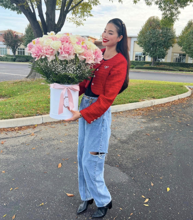 Đề cập đến lý do giấu kín diện mạo và thông tin của chồng doanh nhân, Hoa hậu Phạm Hương từng cho biết: "Anh ấy không phải người của showbiz, chỉ là một người bình thường thôi. Cuộc sống bên Mỹ của họ rất đơn giản. Cho nên, tôi không muốn chính gia đình của mình phải chịu những áp lực mình đã phải trải qua. Họ sẽ cảm thấy không thoải mái trong công việc và cuộc sống của họ. Tôi chỉ muốn mang lại cho họ một cuộc sống bình dị, một gia đình hết sức bình thường".