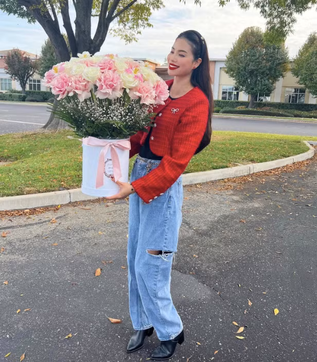 Đề cập đến lý do giấu kín diện mạo và thông tin của chồng doanh nhân, Hoa hậu Phạm Hương từng cho biết: "Anh ấy không phải người của showbiz, chỉ là một người bình thường thôi. Cuộc sống bên Mỹ của họ rất đơn giản. Cho nên, tôi không muốn chính gia đình của mình phải chịu những áp lực mình đã phải trải qua. Họ sẽ cảm thấy không thoải mái trong công việc và cuộc sống của họ. Tôi chỉ muốn mang lại cho họ một cuộc sống bình dị, một gia đình hết sức bình thường".