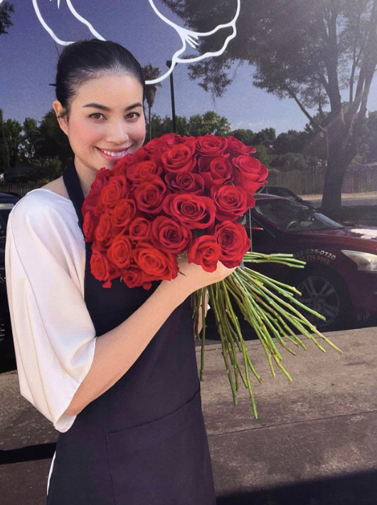 Hiện tại, Phạm Hương vẫn giữ kín thông tin về chồng đại gia nhưng cô khá cởi mở chia sẻ về cuộc sống chuẩn "mẹ bỉm sữa" đảm đang, tự tay chăm sóc khu vườn rộng và trang trí nhà cửa... Ngoài ra, Hoa hậu Phạm Hương còn có niềm đam mê cắm hoa nên cô đã mở một cửa hàng hoa dành riêng cho bản thân. (Ảnh: FBNV)