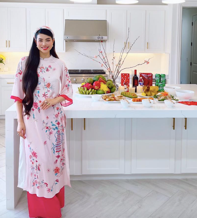  Phạm Hương (sinh năm 1991) từng lọt Top 10 Vietnam's Next Top Model. Năm 2015, mỹ nhân gốc Hải Phòng đăng quang Hoa hậu Hoàn vũ Việt Nam. Sau đó, cô sang Mỹ thi Miss Universe nhưng trượt Top 15. Năm 2016, Phạm Hương làm huấn luyện viên cuộc thi The Face Vietnam cùng Hồ Ngọc Hà, Lan Khuê. Hoa hậu Phạm Hương đắt show trình diễn thời trang, quảng cáo trước khi sang Mỹ định cư vào năm 2018.