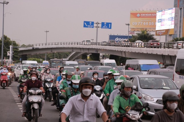 De xuat cam xe tai luu thong theo gio qua cua ngo san bay Tan Son Nhat