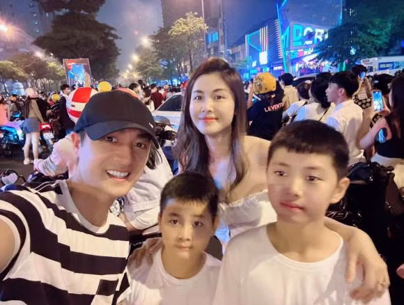 Dang Khoi lam gi 10 nam qua, co phai qua giau nen khong di hat?-Hinh-3