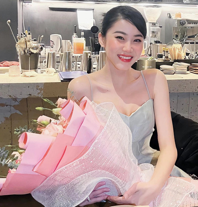 Trước đây, Hoà Bình từng tham dự chương trình Nóng cùng World Cup 2022. Nhờ đó, tên tuổi của hot girl cũng được nhiều người biết đến. Hiện trang Facebook cá nhân của người đẹp này thu hút 313.976 người theo dõi.