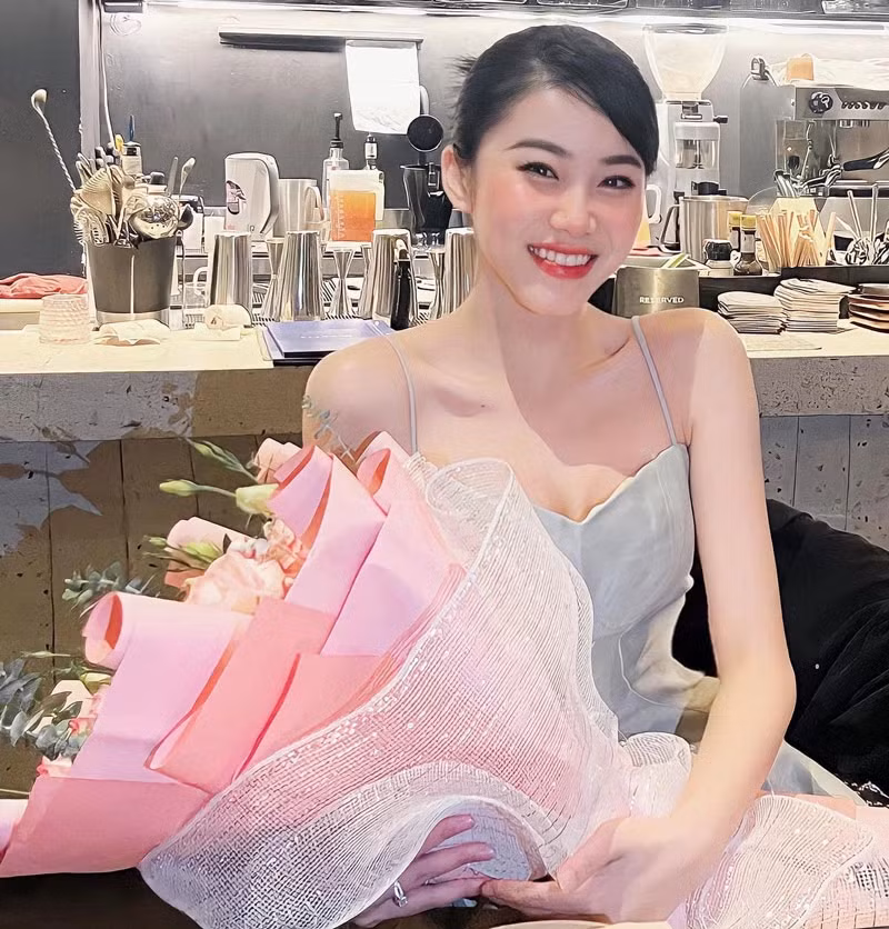 Trước đây, Hoà Bình từng tham dự chương trình Nóng cùng World Cup 2022. Nhờ đó, tên tuổi của hot girl cũng được nhiều người biết đến. Hiện trang Facebook cá nhân của người đẹp này thu hút 313.976 người theo dõi.