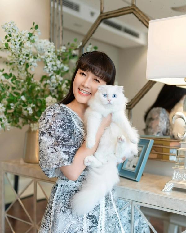 ề chuyện tình cảm, Vân Dung quan niệm phụ nữ ai cũng muốn được yêu thương, được chiều chuộng. "Nhiều người nghĩ người làm nghệ thuật hay đổ vỡ tình cảm, nhưng không phải. Nhất là phụ nữ, nếu cuộc sống họ bình yên thì không ai muốn thay đổi, xáo trộn. Tất cả đều do số phận, hoàn cảnh. Phụ nữ ai cũng muốn được yêu. Nhưng có thể vì tính tôi giống đàn ông nên hơi khác người một chút (cười)", cô nói trong cuộc trò chuyện với phóng viên Dân trí.