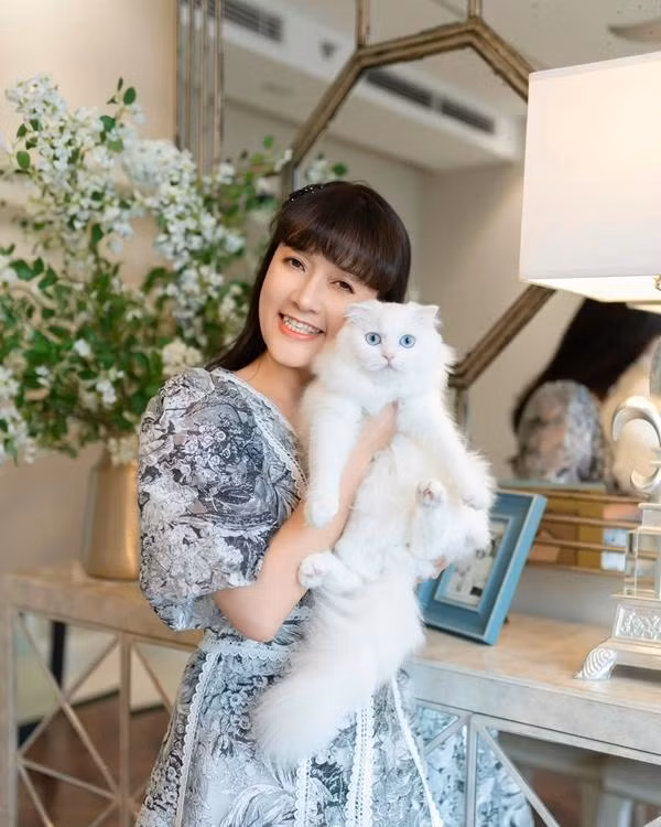 Về chuyện tình cảm, Vân Dung quan niệm phụ nữ ai cũng muốn được yêu thương, được chiều chuộng. "Nhiều người nghĩ người làm nghệ thuật hay đổ vỡ tình cảm, nhưng không phải. Nhất là phụ nữ, nếu cuộc sống họ bình yên thì không ai muốn thay đổi, xáo trộn. Tất cả đều do số phận, hoàn cảnh. Phụ nữ ai cũng muốn được yêu. Nhưng có thể vì tính tôi giống đàn ông nên hơi khác người một chút (cười)", cô nói trong cuộc trò chuyện với phóng viên Dân trí.