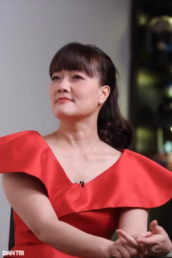 Trước nay, Vân Dung kín tiếng về đời tư, chưa từng gặp thị phi trên truyền thông và mạng xã hội. Nữ diễn viên cho biết trên sân khấu, cô thường đóng vai ồn ào, nhưng ngoài đời lại là mẫu phụ nữ hướng nội, nhút nhát. Một khi bước xuống sân khấu, Vân Dung chỉ muốn dành thời gian cho gia đình và chăm sóc bản thân.