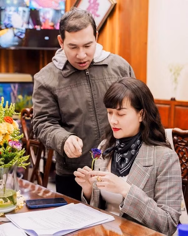 Khi được hỏi về chương trình "Táo quân 2024", Vân Dung cho biết chưa thể hé lộ chi tiết. Nhìn lại hành trình gắn bó với Táo quân suốt 20 năm qua, nữ nghệ sĩ xem anh em, đồng nghiệp như một gia đình.