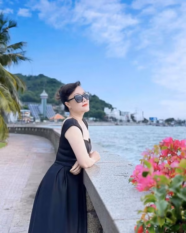 Nhiều khán giả quen với hình ảnh "độc lạ" của Vân Dung qua các vai diễn hài. Một số ý kiến gọi cô là "người phụ nữ xấu nhất Việt Nam". Tuy nhiên, Vân Dung không xem đây là sự thiệt thòi. Cô tự hào vì thương hiệu "xấu mà duyên, không đụng hàng" đã tạo dựng cho riêng mình suốt 2 thập kỷ qua.