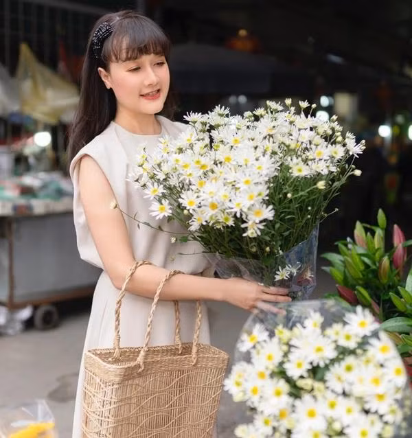 Thời gian gần đây, nghệ sĩ Vân Dung gây chú ý với nhiều hình ảnh khoe vẻ trẻ trung. Trên phim và sân khấu hài, cô thường đảm nhận những vai "làm xấu", nhưng ngoài đời, nữ diễn viên được khen ngợi về nhan sắc.