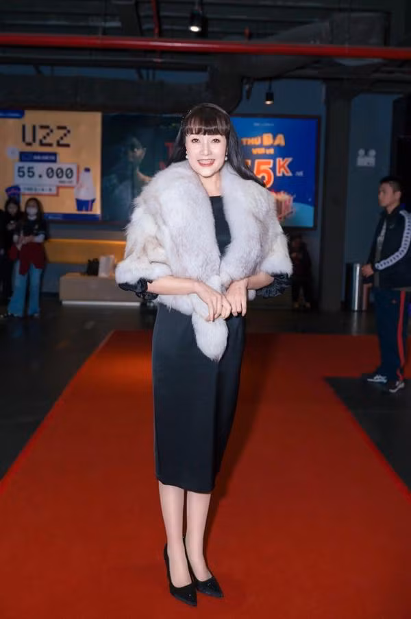 Cuối năm 2023, Vân Dung gây chú ý khi lần đầu đóng phim điện ảnh với vai diễn trong "Quỷ cẩu". Đây cũng là lần đầu tiên nữ diễn viên Nam tiến. "Tôi học hỏi được rất nhiều khi làm việc cùng ê-kíp tại TPHCM. Các bạn rất thông minh, chuyên nghiệp, đúng giờ. Qua bộ phim, tôi mong khán giả nhìn thấy được sự khác biệt khi Vân Dung diễn hài và Vân Dung đóng phim điện ảnh", cô nói.