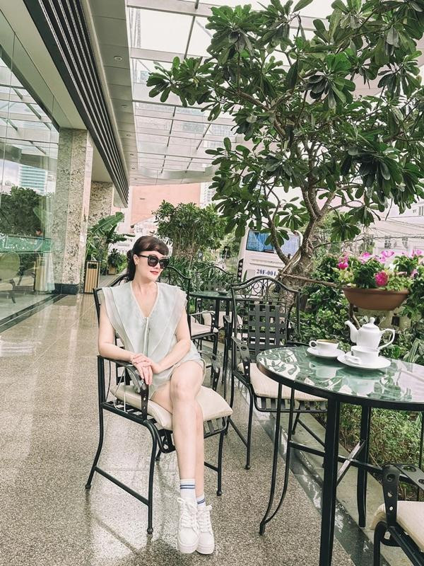 ặc biệt, dân mạng trầm trồ khi Vân Dung vẫn sở hữu đôi chân thon, trắng. Trong cuộc trò chuyện với phóng viên Dân trí, nữ nghệ sĩ nói cô đón nhận những lời khen bằng sự tích cực. "Trẻ con, người già cũng thích được khen. Kể cả họ khen giả vờ tôi vẫn vui", nghệ sĩ nói.