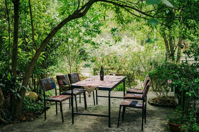 Họa sĩ Thái Tĩnh - người đem các họa tiết thổ cẩm vào nội thất nói rằng, điều mà anh thích nhất trong vải dệt thổ cẩm đến từ các bản làng xa xôi chính là sự hiền hòa, sự nhạy bén của trực giác và sự yên tĩnh của những vùng đất còn giữ được kết nối sâu sắc với cội nguồn.