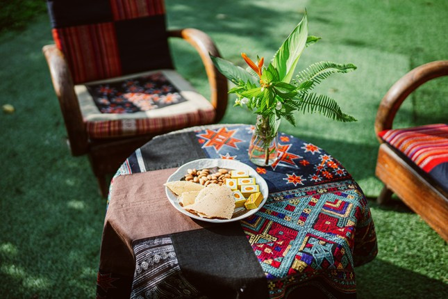 Thông qua những món đồ nội thất trang trí này, bạn sẽ cảm thấy niềm vui của sáng tạo, sự trìu mến của bàn tay con người, nét bí hiểm của những họa tiết dân gian, hương sắc của núi rừng hoang sơ...